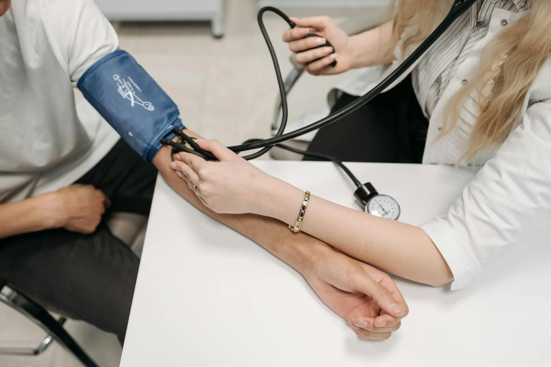 Especialistas educando en ergonomía y bienestar físico